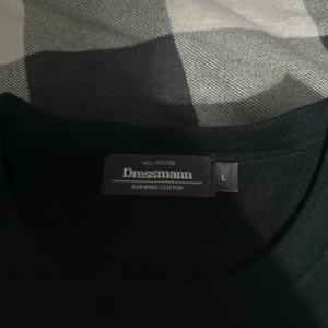 Svart tröja från Dressmann - Tröja från dressman använd 2 gånger o har kvitto o säljer för den satt för stort men insåg de efter jag tog bort prislappen så den e helt enkelt som ny 