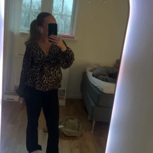 Leopard blus - Säljer en jätte fin leopard blus från missäy i syorlek s/m men skulle säga att den passar xs-s