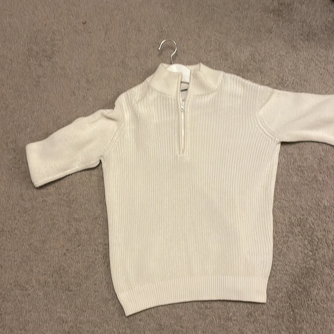 Vit ribbad tröja med dragkedja