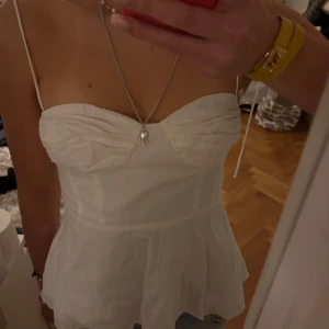 Sommar topp  - Jättesnygg vit topp perfekt till sommaren🤍endast använd en gång