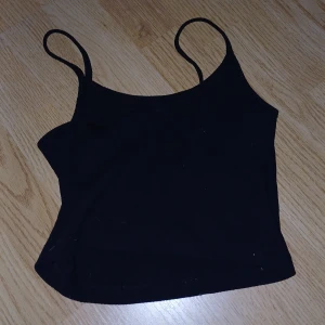 Svart magtröja/linne/topp - Säljer för klarar inte av att använda magtröja, användning 2 eller 3 gånger, tvättas innan leverans, sätter ut ett pris så får man lägga eget bud om man vill köpa för mindre så får jag säga om det är för lågt eller så, sätter bara ut ett pris
