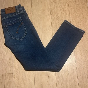 Dondup jeans 26/30 - Säljer ett par Skitfeta dondup jeans i stl 26/30 med snygga slitningar. Jeansen är slim/straight. Nypris ligger på ca 2k. Hör av er vid funderingar.