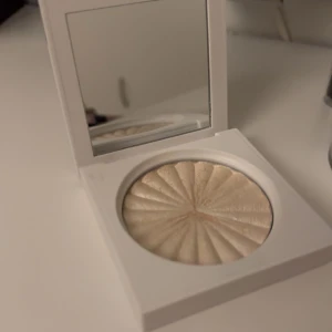 Highlighter från OFRA - Snygg highlighter från OFRA. I färgen glazed donut. I princip oanvänd. Kostar 349 ny