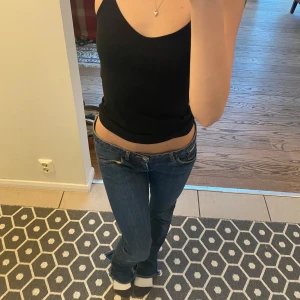 Mörkblåa slimfit jeans från WESC - Slimfit jeans som jag gjort lite mer bootcut med slits som jag klippt själv (Se bilder). De sitter as fint men egentligen osäker på vilken storlek eftersom det inte står så har mätt: Waist rakt över är ca. 38 cm och innerbenslängd: ca. 81 cm. Jag brukar ha 36/W26 och tycker de är en aning för stora i midjan men runt låren och i längden är de perfekta. Sparsamt använda och inga rydliga tecken på slitage även fast jag köpte dom secondhand.