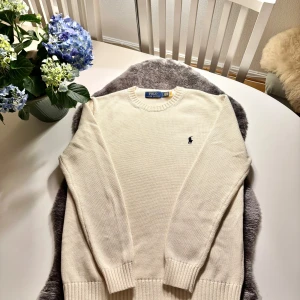  Stilren stickad tröja från Ralph Lauren. - Säljer en stilren stickad tröja från Ralph Lauren med rund hals och ribbade muddar. Perfekt för en klassisk och avslappnad look, strl är S. Hör av er vid frågor! Liten defekt som syns på bild, syns bara på insidan.