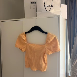 Persikofärgad topp - Säljer en så så fin persikofärgad topp, den är jättefin att ha till en vit långkjol eller en vit kort kjol, funkar dock till mycket! Kom privat för bilder på💕