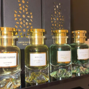 Parfymer - Exklusiva parfymer. Flaskorna har en elegant design med guldlock och etiketter. Doftnamn inkluderar Glory Vanille, Mon Ami och Crazy Man. Perfekt för den som söker lyxiga dofter. 16 olika sorter. Lukten håller väldigt länge