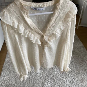 Vit blus från zara - En jättefin blus från zara i storlek s som inte kommer till användning!❤️