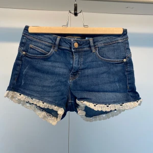 Jeans shorts  - Jeans shorts med spets. Är i fint skick och passar jätte bra till sommaren. 