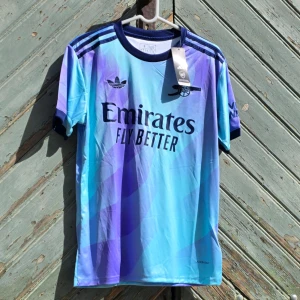 Arsenal fotbollströja - Hej! Vi säljer just nu denna underbara Arsenal  tröjan till ett väldigt bra pris 😍Den är perfekt nu inför sommaren ☀️🌟Tröjan är i storlek S 👕Kontakta oss för mer information ℹ️ 