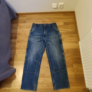 Carhartt Jeans - Vintage Carhartt Double Knee Logger Jeans. Ganska baggy och lagom slitna, riktigt bra fades vid knäna. Lite heeldrag och slitningar i bensluten.