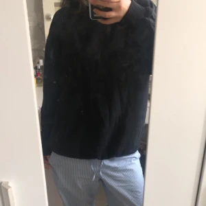 Sweatshirt - Säljer en svart sweatshirt från H&M i strl. XS. Köptes vintern 21 men har de senaste 1,5 åren legat i garderoben🖤