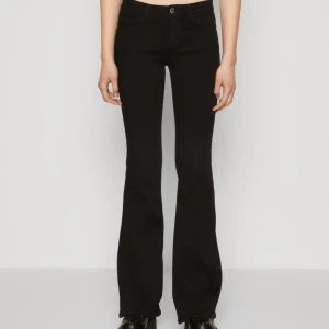 Svarta low waist flare jeans - Säljer dessa supersnygga jeansen från only. Säljer pga ingen användning, ganska bra skick, lite slitningar längst ner men inget man märker så tydligt (se bild 4). Köpt för 500kr, priset kan diskuteras💕