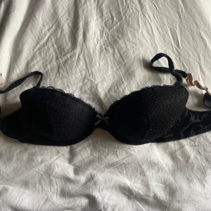 Svart spets-bh från Victoria's Secret - Säljer en elegant svart bh från Victoria's Secret med spetsdetaljer. Den har justerbara axelband och en bekväm passform. Perfekt för att ge en lyxig känsla till vardagsoutfiten. Storlek 36C ❤️❤️