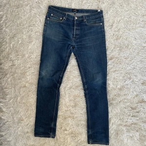 Jeans ifrån A.P.C - Hej, nu säljer jag ett par riktigt snygga jeans ifrån de exclusiva märket A.P.C. Jeansen är i ett riktigt bra skick och har en otroligt snygg tvätt! Jeansen är i slimfit! Om du har några frågor eller funderingar är det bara att höra av sig! 