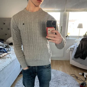 Morris kabelstickad tröja - Riktigt skön och snygg Morris tröja! | Mycket fint skick, finns inga fläckar eller hål! | Storlek M. | Ställ gärna frågor innan du köper!