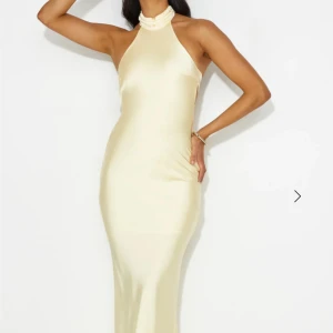 Gul balklänning - Gul satinklänning med halterneck från Hello Molly. Klänningen är endast använd en gång och är i nyskick💕  