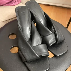 Svarta klackar  från H&M - Snygga svarta klackar  från H&M i strl 40