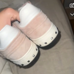 Valentino Flycrews  - väldigt snygga och fint skick! Alla stenar är kvar där bak! 🩷 Stora på mig, därmed säljer jag dem🩷Perfekta till sommar och vår 