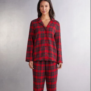 Intimissimi pyjamas sett  - Helt nytt intimissimi pyjamas sett, både tröja och byxor köps ihop.