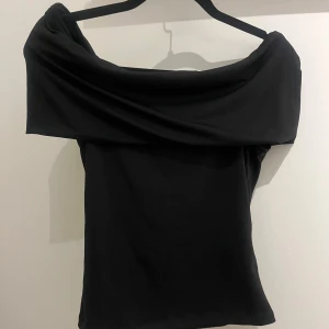 Svart offshoulder topp❤️ - Snygg svart festtopp till alla tillfällen❤️ perfekt till sommarn!!!!
