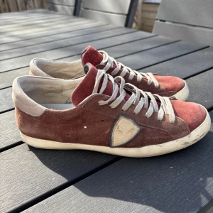 Röda Philippe Model - Säljer ett par röda unika Philippe models i hyfsat skick! Skorna är i 42. Små defekter på undersidan/sulan men annars bra skick!            Hör av dig vid minsta fundering eller fråga 🙋🏼👊🏼
