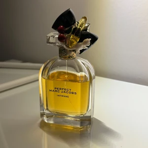 Marc Jacobs parfym - Marc Jacobs Perfect Intense 100ml. Har använt lite som ni ser men det är rätt mycket kvar som inte kommer till användning. Nypriset är 1950kr. 