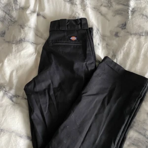 Dickies 874 - Säljer ett par klassiska svarta byxor från Dickies, modell 874 Original Fit. Använda en gång.