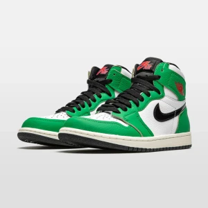 Air Jordan 1 Retro High Lucky Green - Intressekoll. Jag är intresserad av att sälja mina  mina Air Jordan 1 Retro High i färgen Lucky Green eftersom de sällan används. Köpte dem på laced.com 2021, de har tecken på användning men är i mycket gott skick. Skickar självklart fler bilder på begäran. Inköpspris var ca 5000.