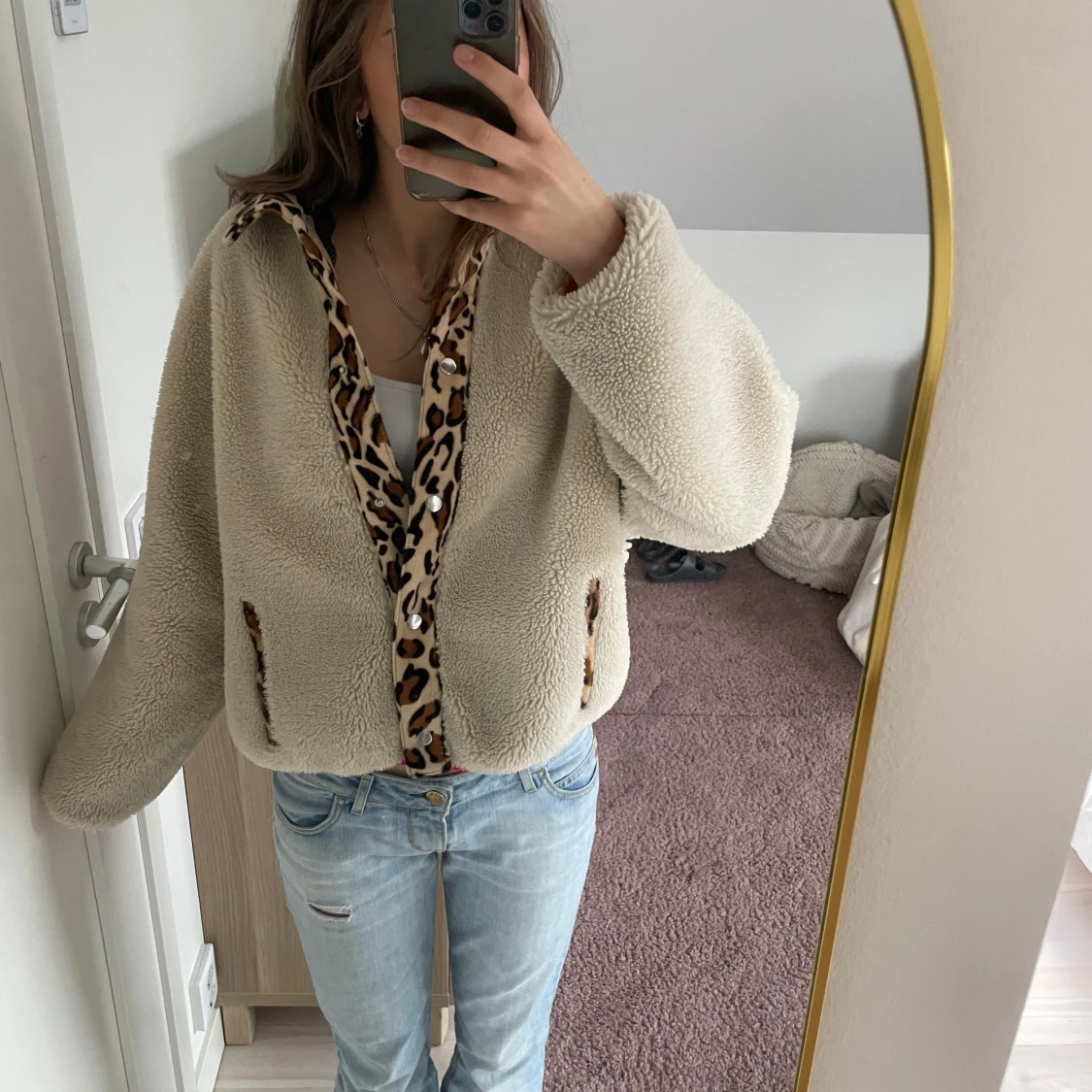 Beige teddyjacka med leoparddetaljer