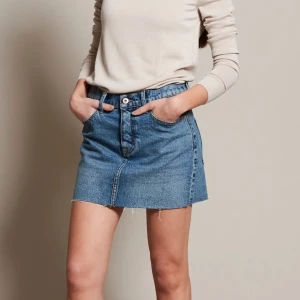 Jeanskjol från Lager 157 - Snygg jeanskjol från Lager 157 i klassisk blå denim. Kjolen har en kort längd med lite trådar nertill. Den är inte använd då den är för stor för mig. Snygg att ha en stickad tröja till på en sommarkväll!!💓💓