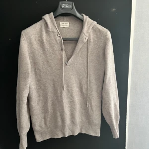 Kashmir hoodie Soft Goat - Säljer denna 100% Kashmir hoodie från soft goat. Bra skick. Storlek M men sitter mer som en S. Bara att skriva vid funderingar.