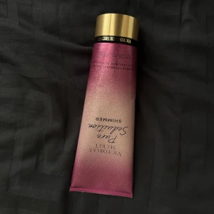 Pure Seduction Shimmer från Victoria's Secret - Säljer en lyxig body lotion från Victoria's Secret i doften Pure Seduction Shimmer. Har shimmer och luktar väldigt starkt lukten håller länge. Enbart testat nästa full. 