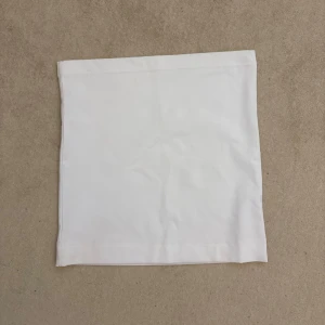 Vit tubtopp - Vit tubtopp man kan använda som minikjol också då den är stretchig! Toppen är i storlek 36/40