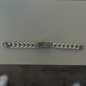 Chrome Hearts Armband - Säljer mitt Silvriga Chrome Hearts armband. Låset är rätt löst så därför jag säljer för billigt. Pris går att diskutera vid en snabb affär👍🏻