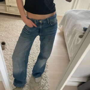 Lågmidjade vida jeans - Supersnygga lågmidjade vida jeans💛💛