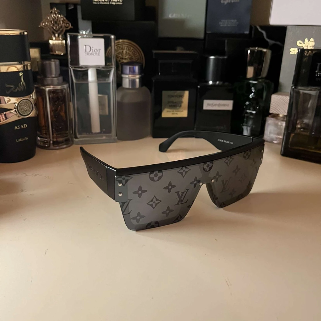 Svarta solglasögon från Louis V