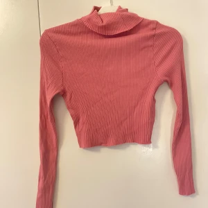 Topp - Söt rosa tight topp med tutleneck och långa ärmar. Passar perfekt till både vardag och fest.