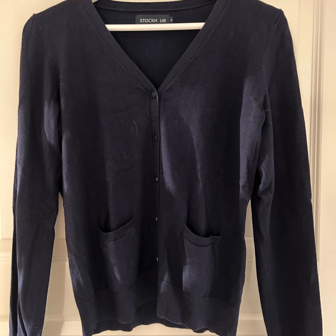 En beige + en mörkblå tunn kofta  - 1