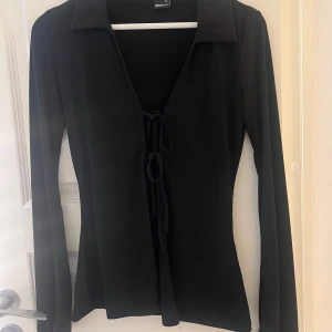 Svart långärmad blus från Gina Tricot - Oanvänd svart blus från Gina Tricot med långa utsvängda armar