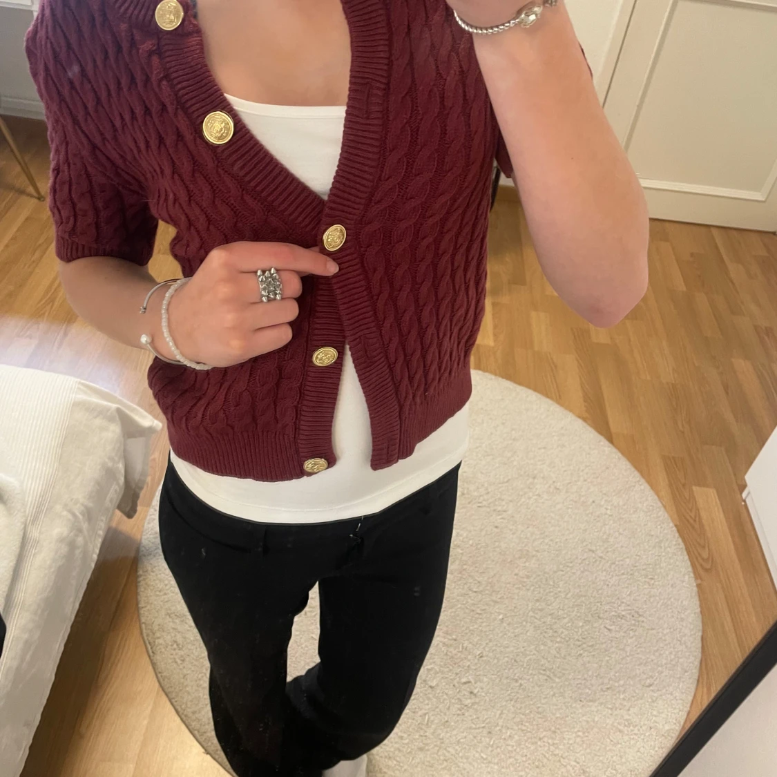 Vinröd kofta med guldknappar