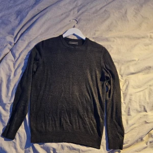 Grå tröja från primark - Säljer en väldigt skön grå bomullströja från märket primarm den är gjort i ett strechigt bomulls material som är slimat och anpasar sig till kroppen