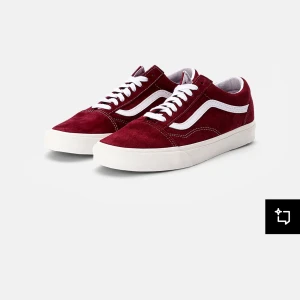 Vinröda sneakers från Vans - Snygga vinröda sneakers från Vans med vit sula , helt nya oanvända 
