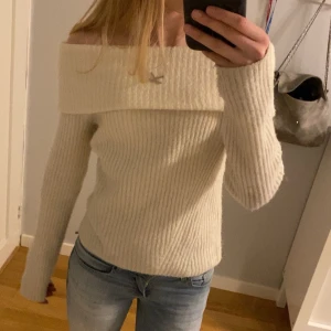 Stickad offshoulder - Jättefin stickad offshoulder tröja. Bra skick, säljer för att den inte kommer till användning💗