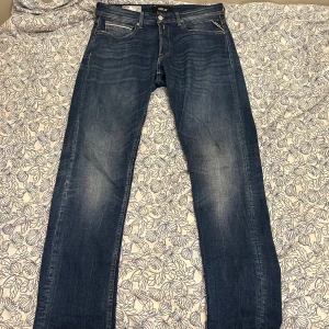 Replay jeans - Strl 32W 34L Modell: Grover Mycket flex i dessa jeans.  Väl omhändertagen, mycket bra skick. 