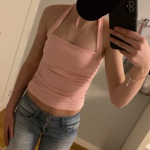 Rosa halternecktopp - Rosa halterneck topp från shein, bra kvalitet, säljer för att den inte används💗