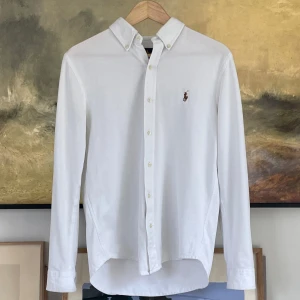 Ralph Lauren Skjorta - Säljer en snygg skjorta från Ralph Lauren i i knit oxford modellen perfekt till det fina vädret☀️ | Skick: 9/10 Storlek: M | Mått: Axelbredd: 44cm Axel till midja: 59cm Ärmen: 60cm | Nypris: 2095kr Mitt pris: 399kr | Tveka inte på att ställa frågor privat!💯