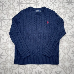 Blå kabelstickad tröja från Ralph Lauren - En snygg tröja från Ralph Lauren! Den är i toppskick med inga defekter alls. Storlek S, hör av dig vid det minsta lilla och såklart kan vi diskutera pris vid snabb affär! 🤝🙌👌