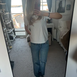 Lågmidjade jeans - Säljer ett par klassiska blå jeans från G Perfect Jeans. De har en straight passform och är perfekta för en avslappnad stil. Midjan är hög och de har en traditionell femficksdesign.