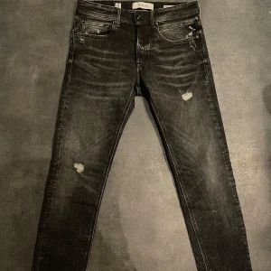 Svarta jeans från Replay - Snygga svarta jeans från Replay. Modell willbi sitter som anbass. Size 29:30. Nyskick.
